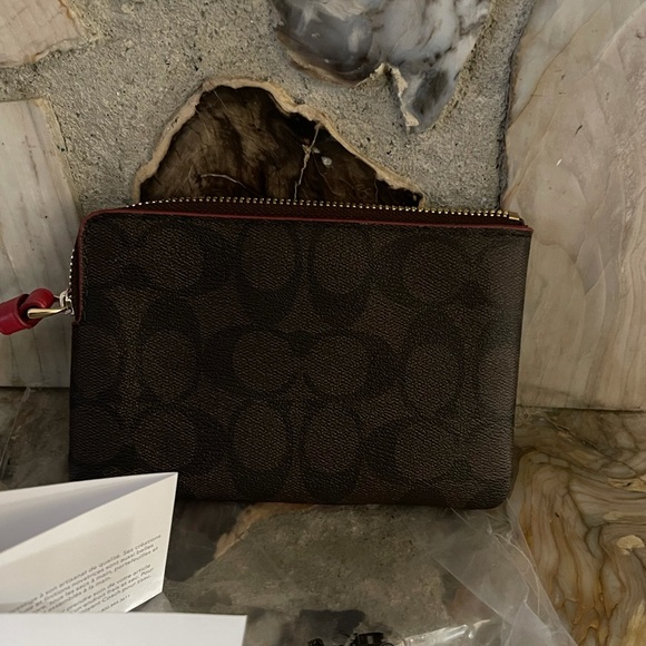 🔥Sale🔥NEW Corner Zip Wristlet In Signature - Picture 4 of 4